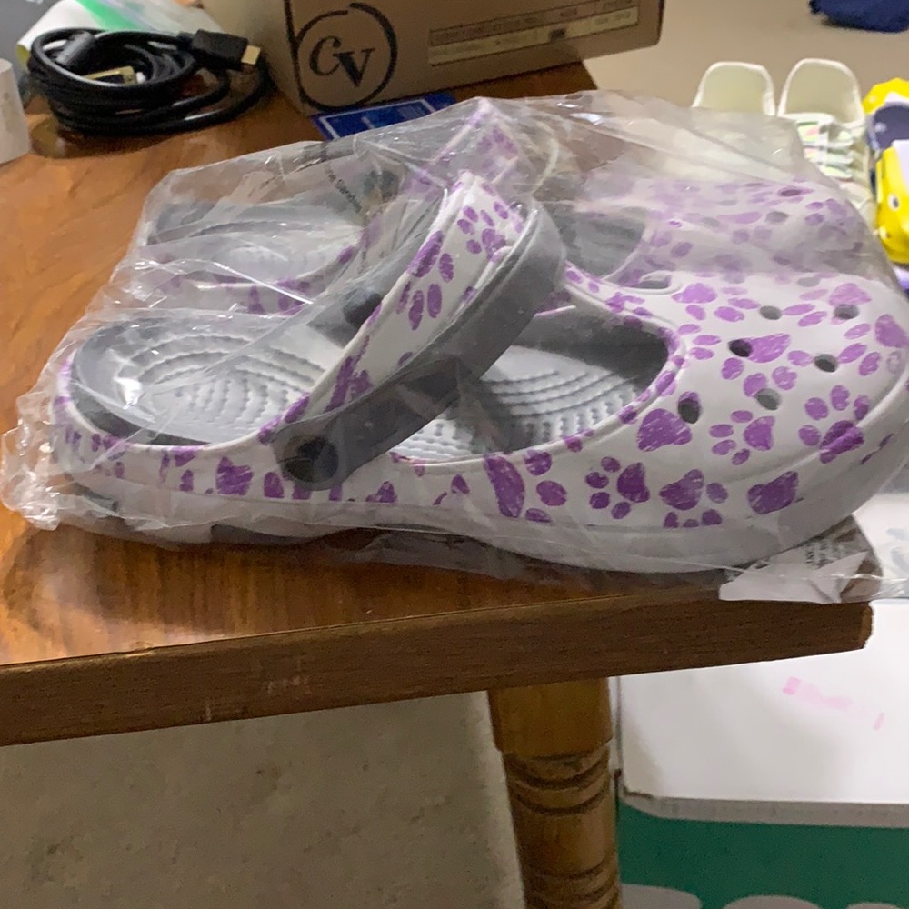 Greater Good Mary Jane clogs size 10 brand new purple paw prints